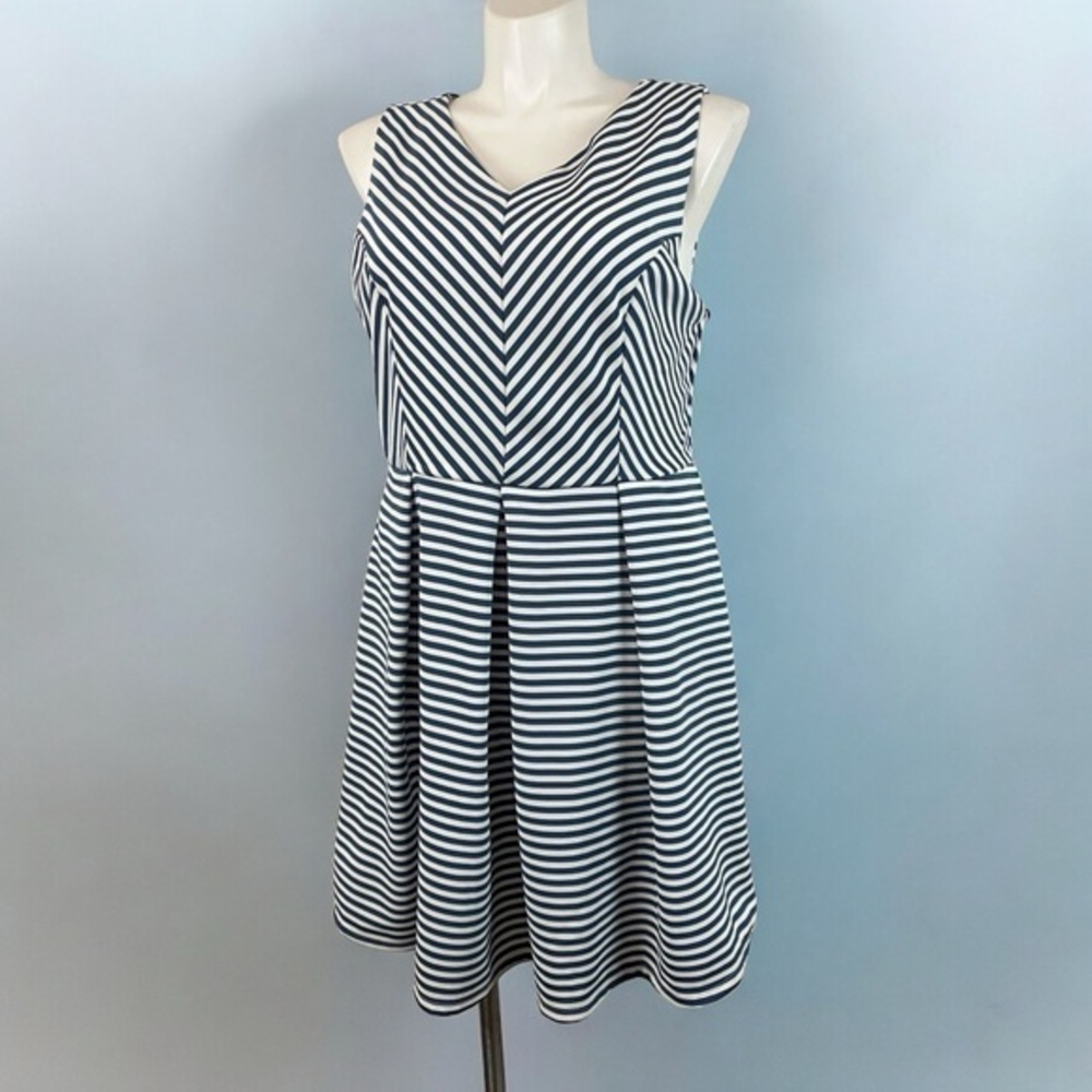 Monteau Sleeveless Stripped Dress